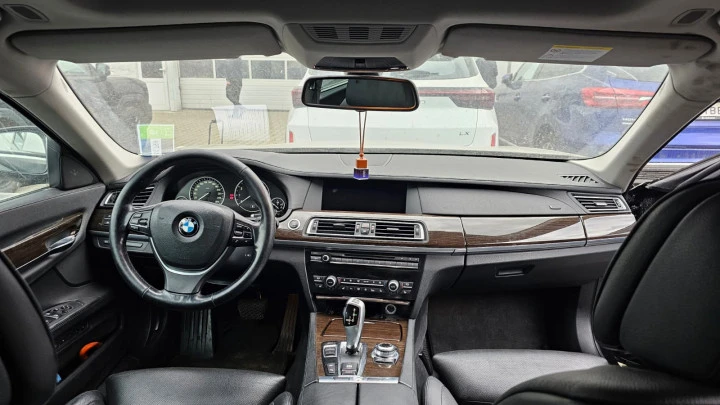 Автомобиль BMW 750Li